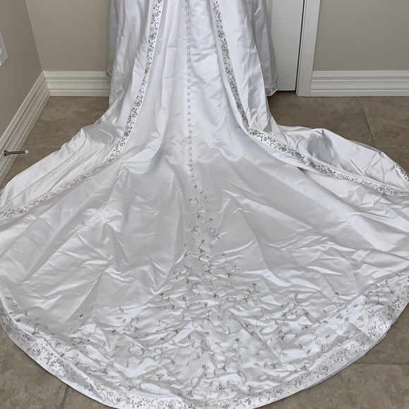 BONNY GORGEOUS SIZE 6 DETAILED WEDDING DRESS ALONG WITH A BEAUTIFUL VEIL - Picture 8 of 16